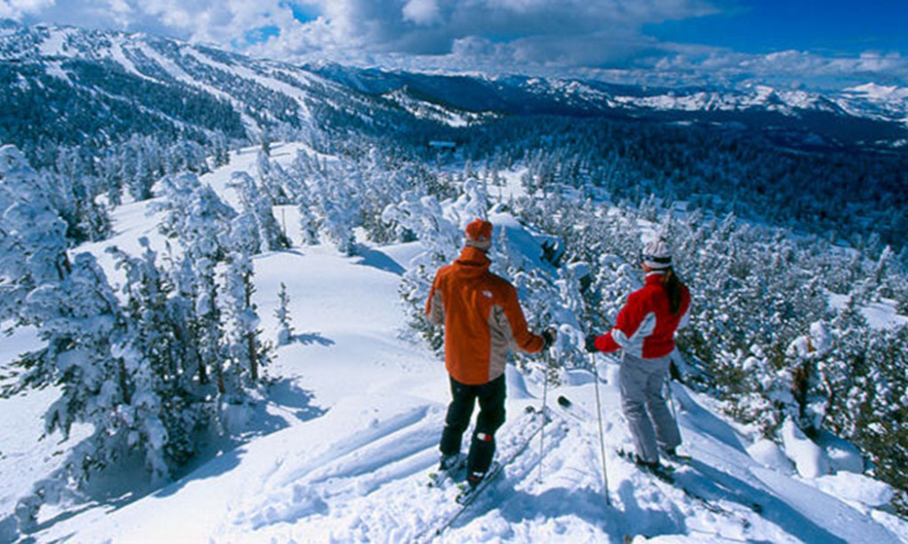 2 skiërs op een berg met mooi uitzicht